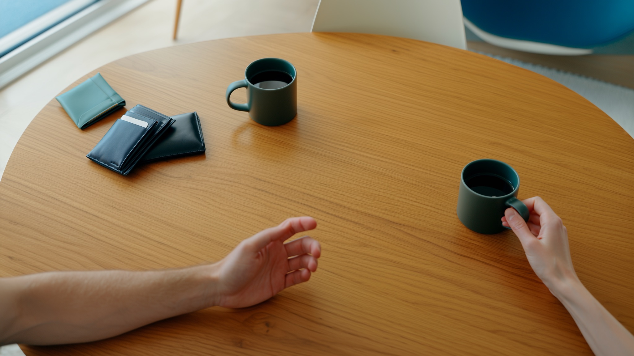 Stel bekijkt samen hun bankzaken op een laptop aan de keukentafel